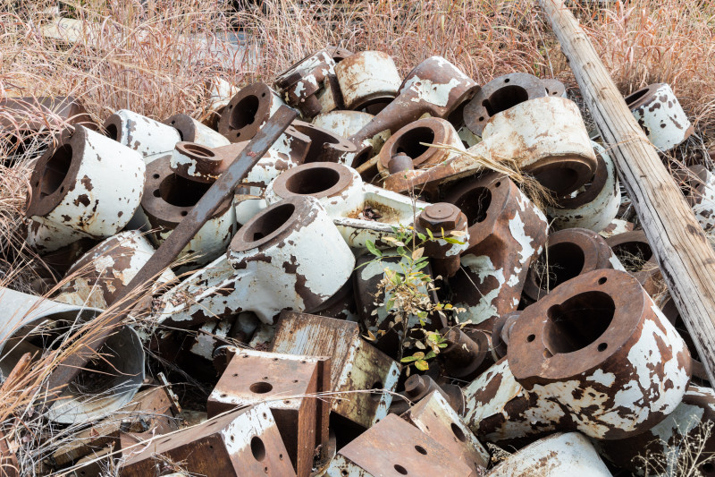 lot assorted scrap metal including guide valve links [cast iron]